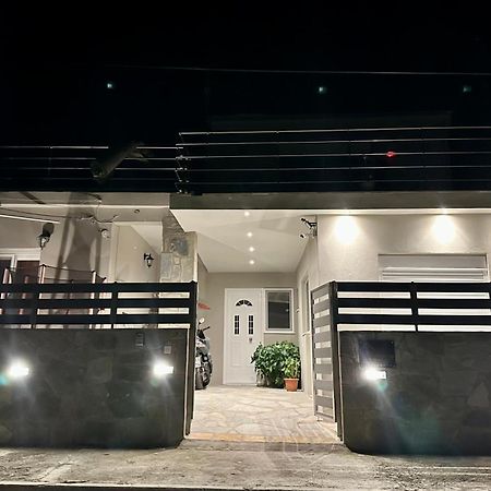Red Harmony By The Sea Pool And Balcony Apartamento Calamata Exterior foto