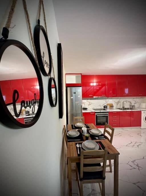 Red Harmony By The Sea Pool And Balcony Apartamento Calamata Exterior foto
